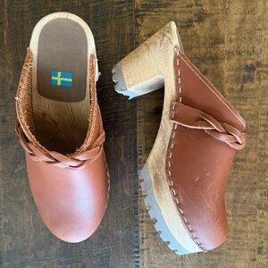 Bjork Swedish Comfort tan leather clogs with braid detail and wooden heels sz 36